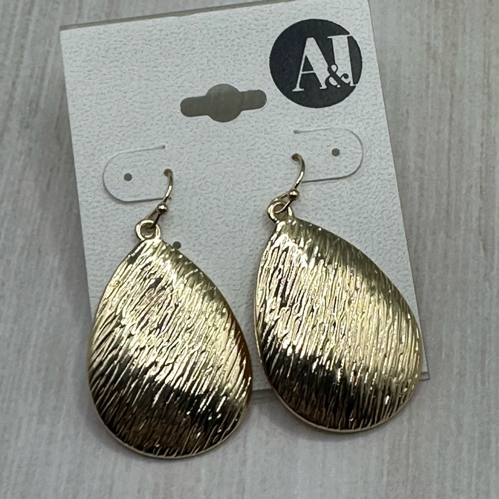 NWT A&I Etched Gold Teardrop Earrings